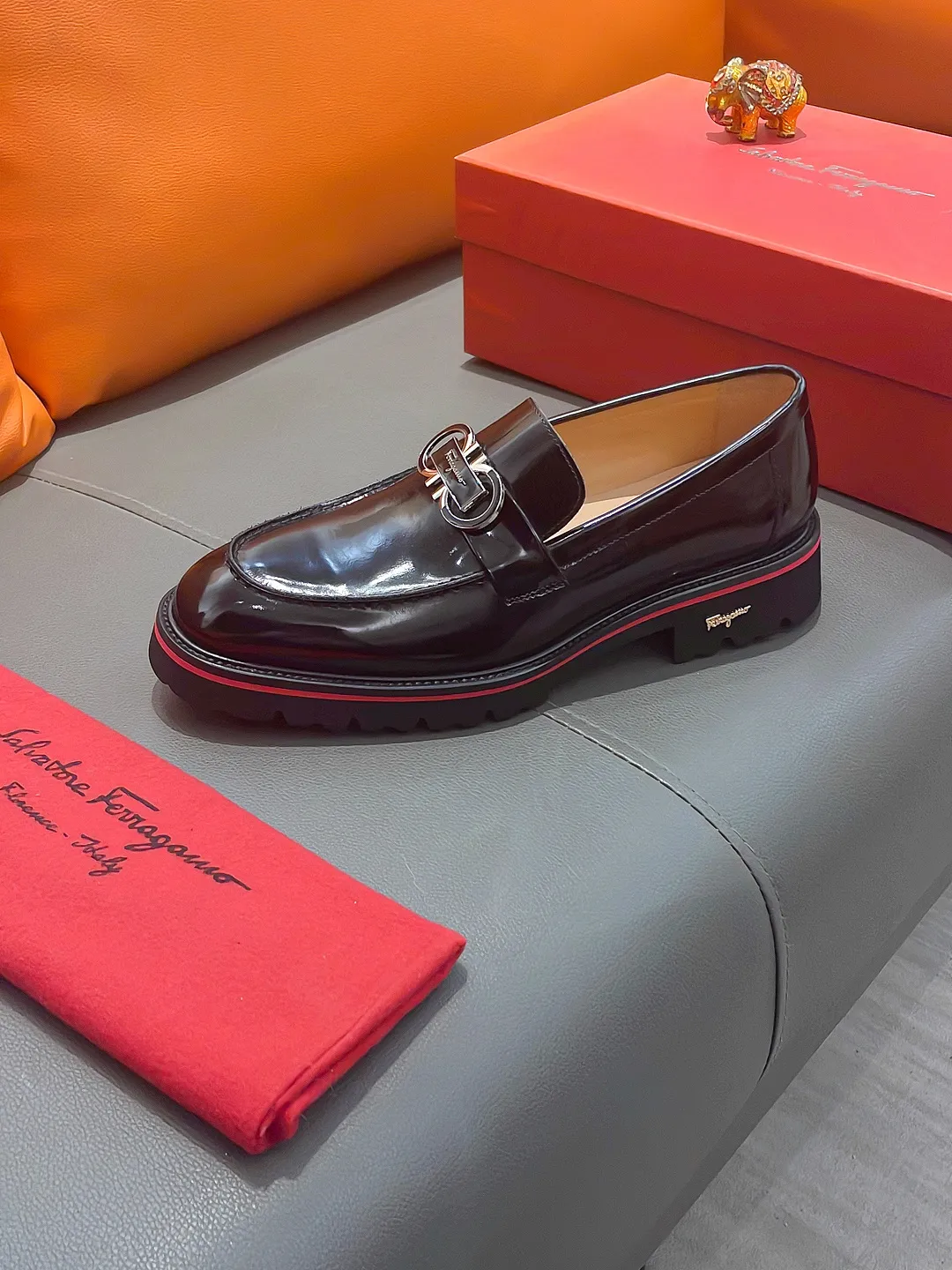 Men's shoes FERRAGAMO "Ferragamo" P540 Regular size: 39-44 (38, 45, 46, 47 customized) (suit shoes) Product materials: Selected first-layer cowhide upper, imported sheepskin lining; original outsole.